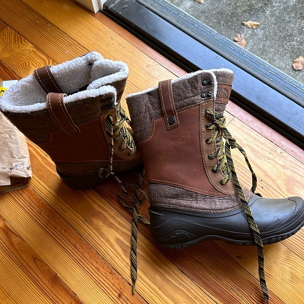 North face snow boots. Size 9.5